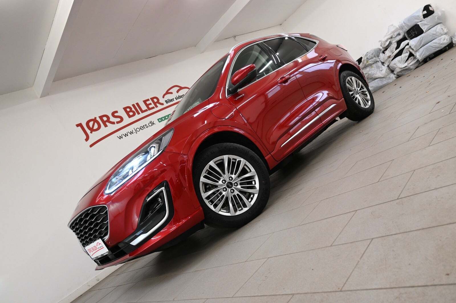 Rød Ford Kuga fra 2021 set udefra