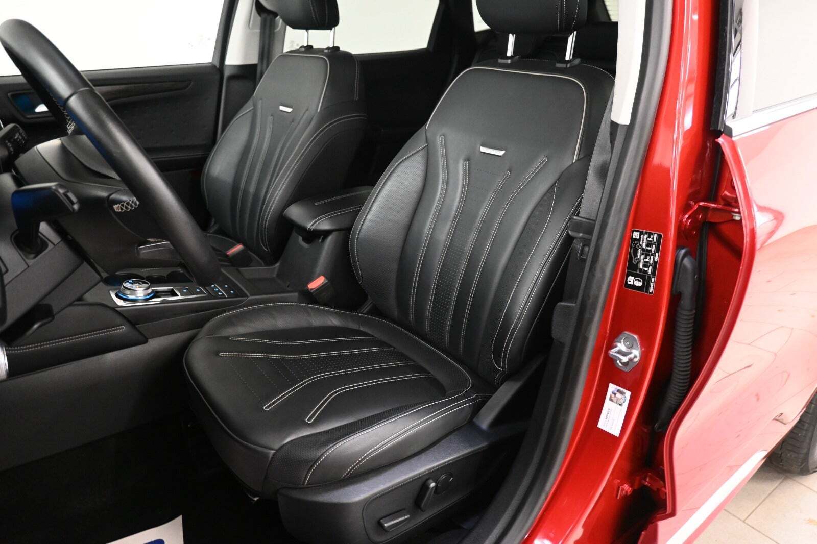 Rød Ford Kuga fra 2021