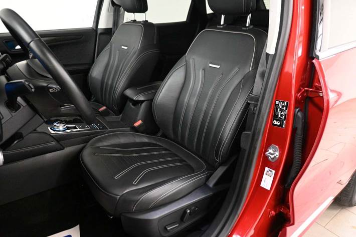 Rød Ford Kuga fra 2021