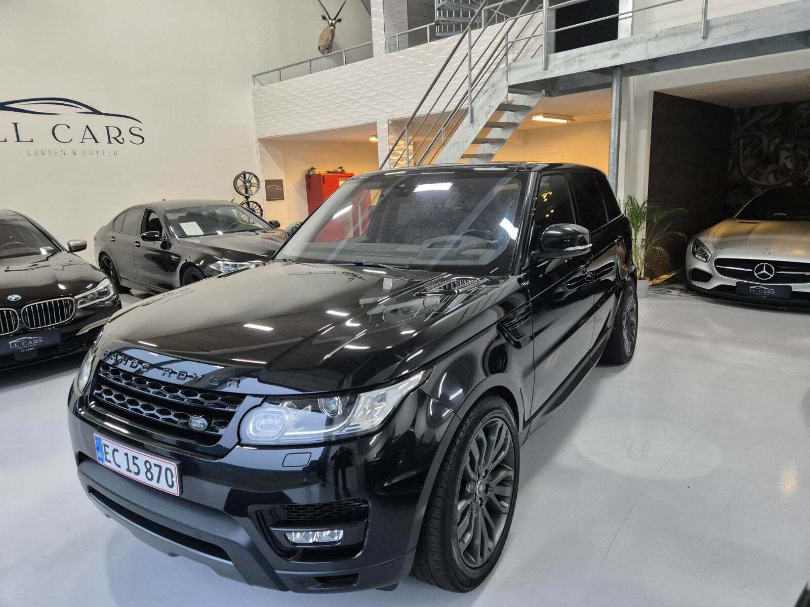 Sort Land Rover Range Rover sport fra 2016 set udefra