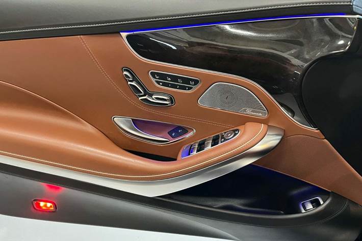 Blå Mercedes S63 fra 2016