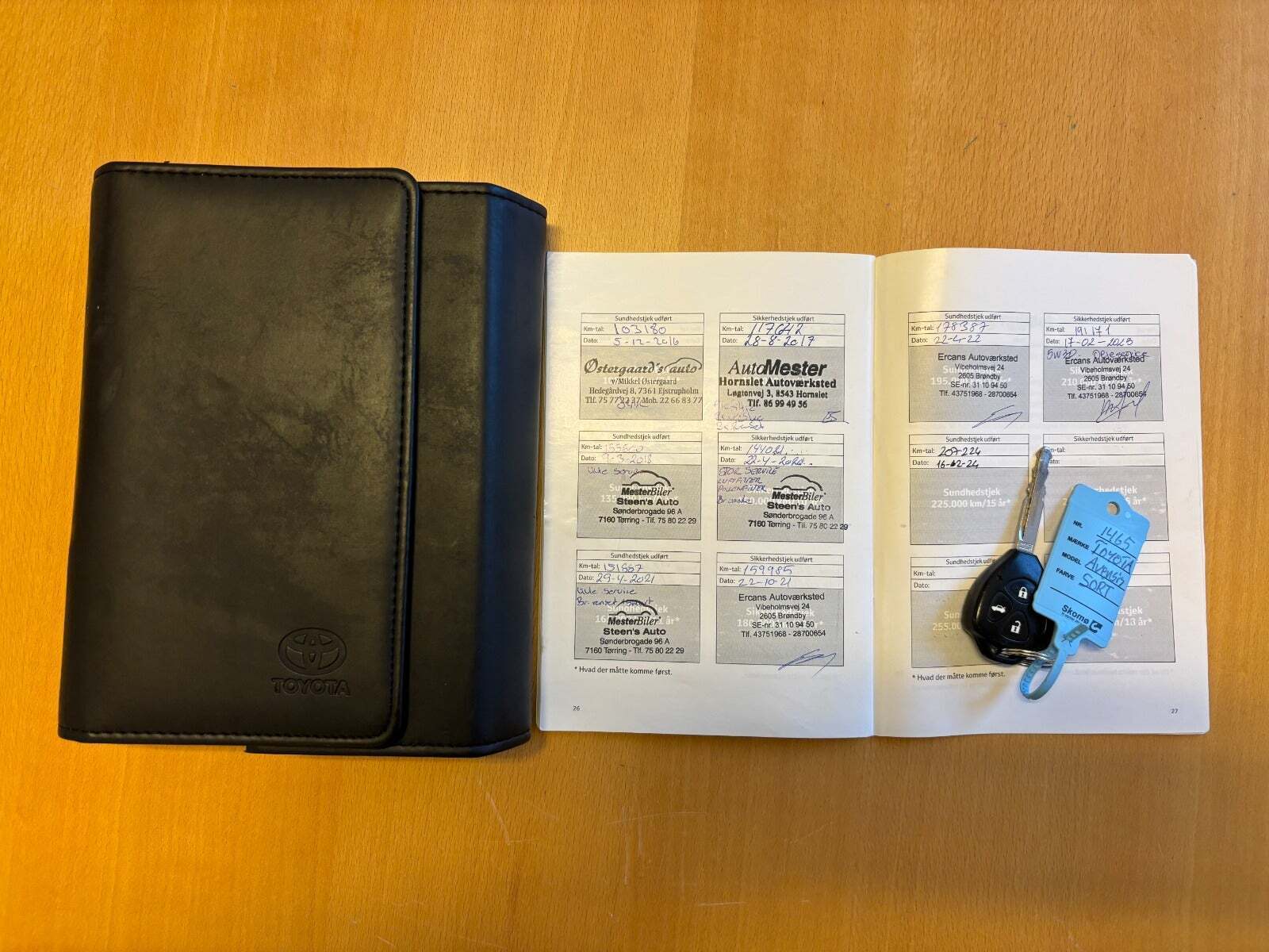 Sort Toyota Avensis fra 2011