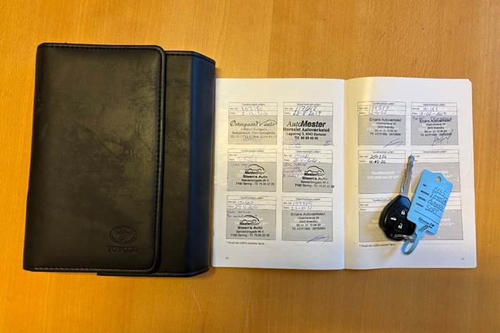 Sort Toyota Avensis fra 2011