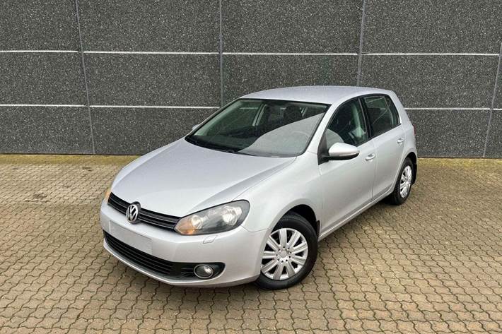 Sølv VW Golf VI fra 2009 set udefra