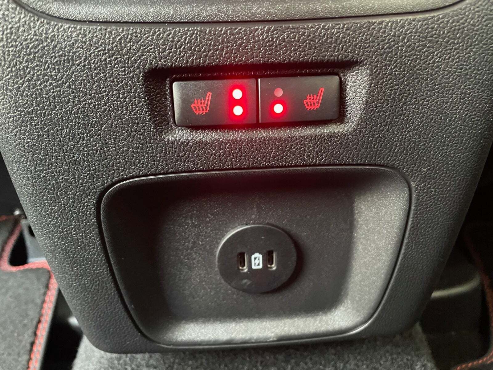 Grå Ford Kuga fra 2023