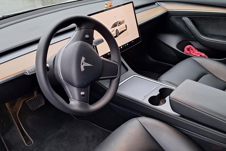 Hvid Tesla Model 3 fra 2023