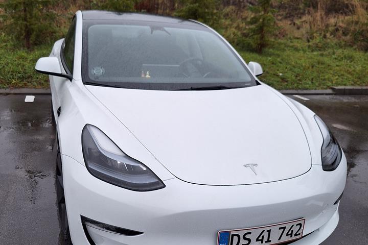 Hvid Tesla Model 3 fra 2023