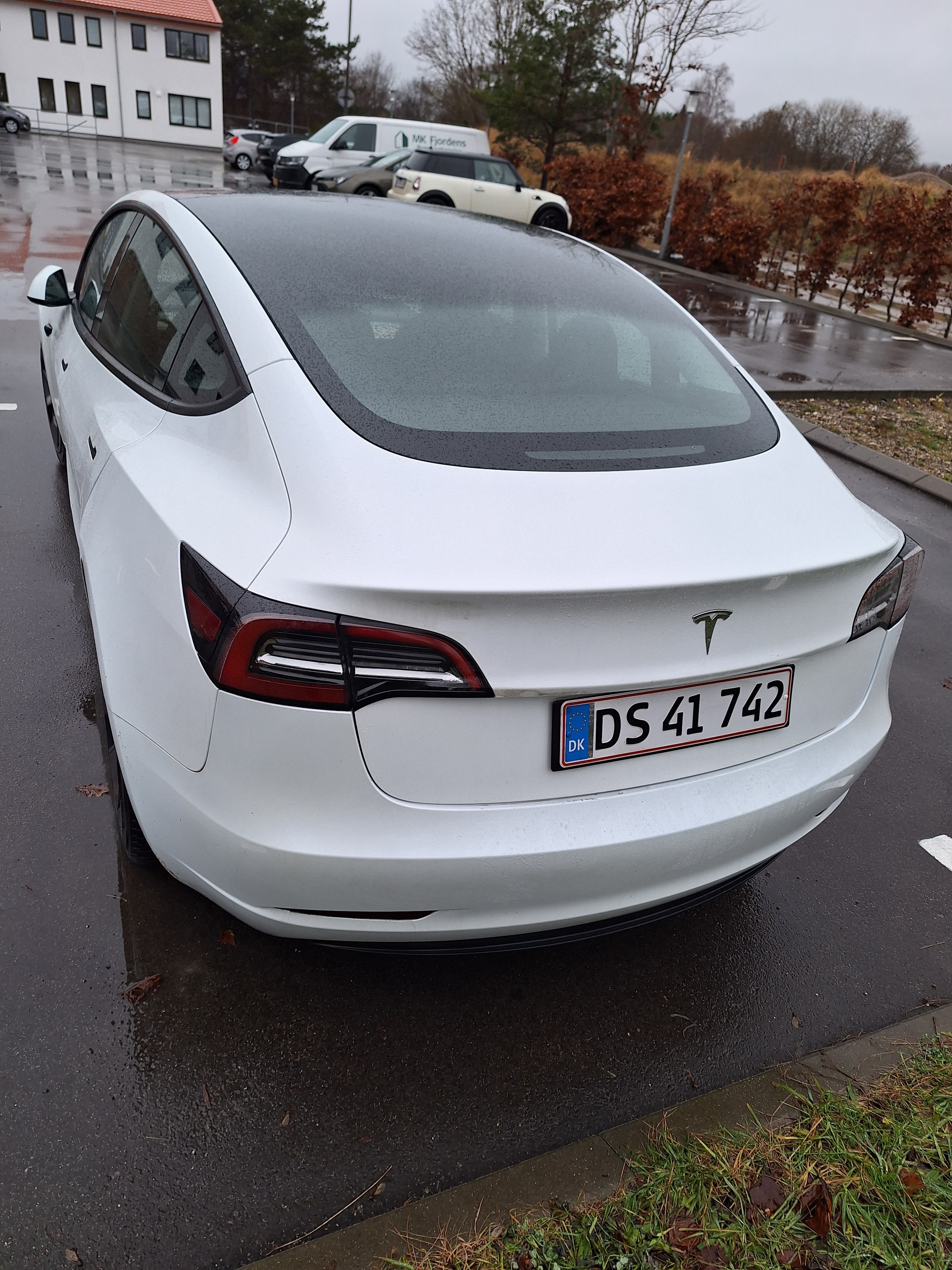 Hvid Tesla Model 3 fra 2023