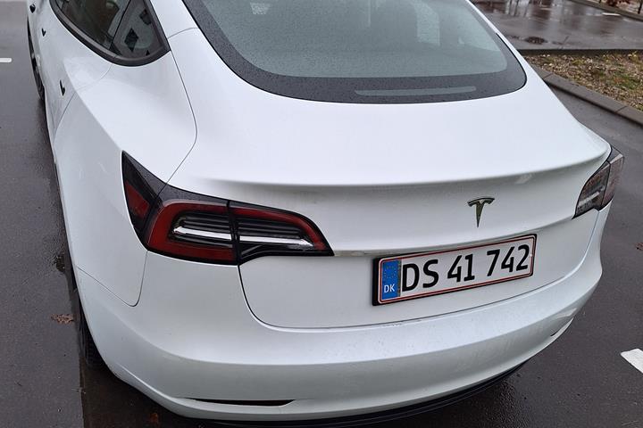 Hvid Tesla Model 3 fra 2023