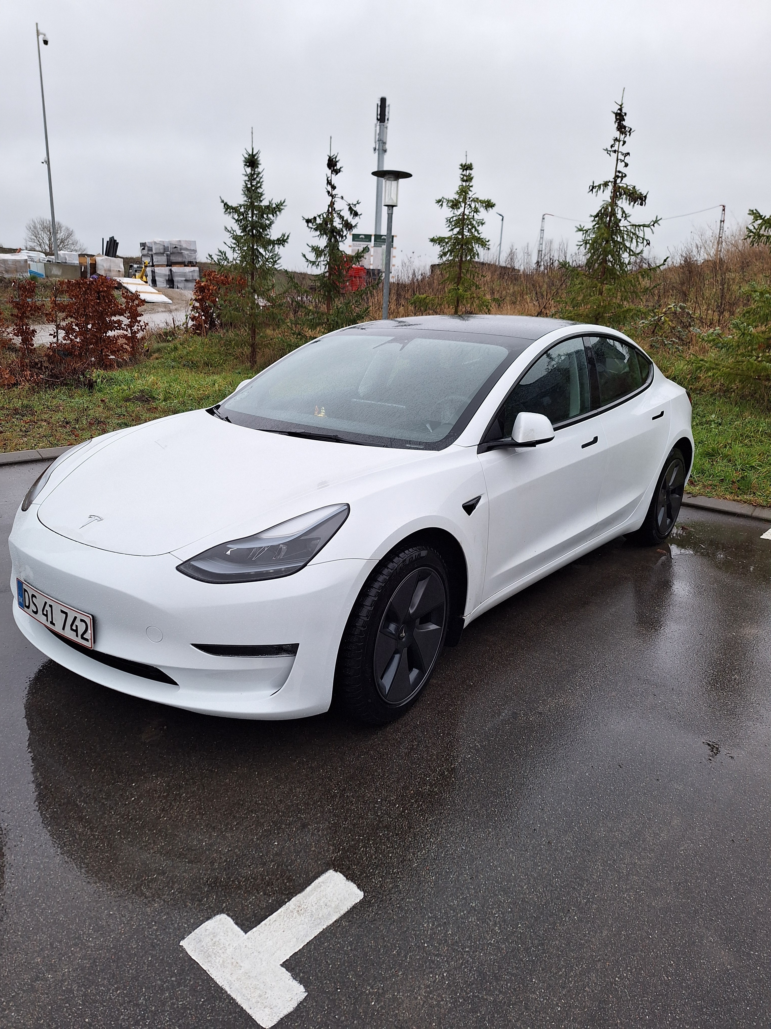 Hvid Tesla Model 3 fra 2023