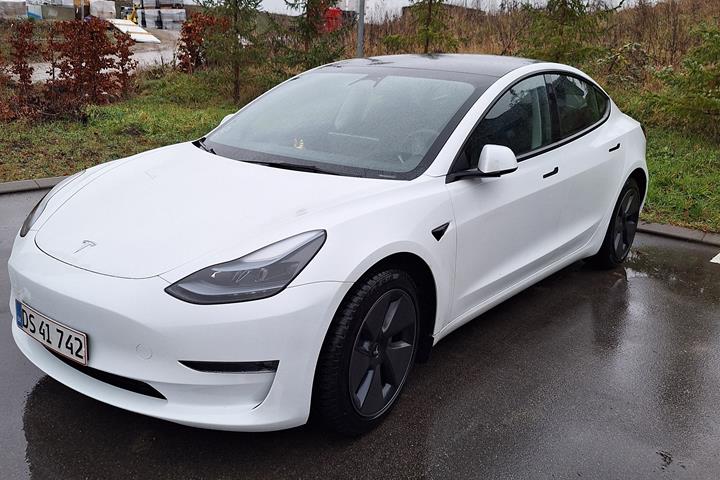 Hvid Tesla Model 3 fra 2023