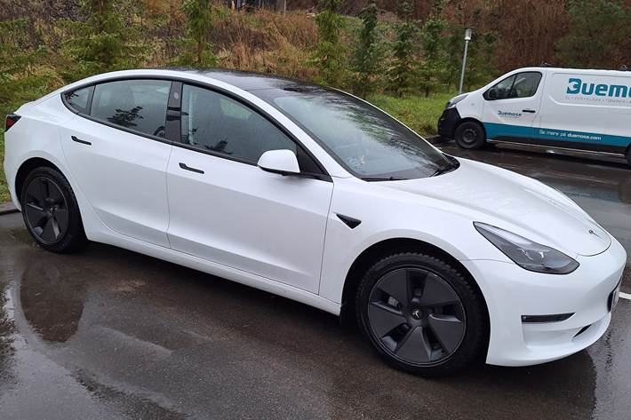 Hvid Tesla Model 3 fra 2023