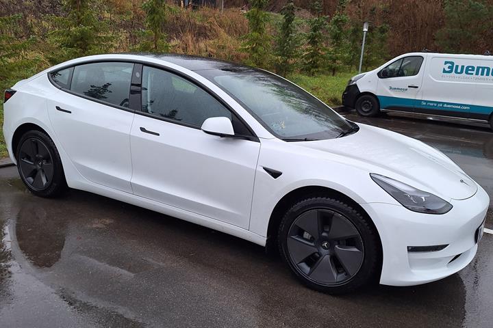 Hvid Tesla Model 3 fra 2023
