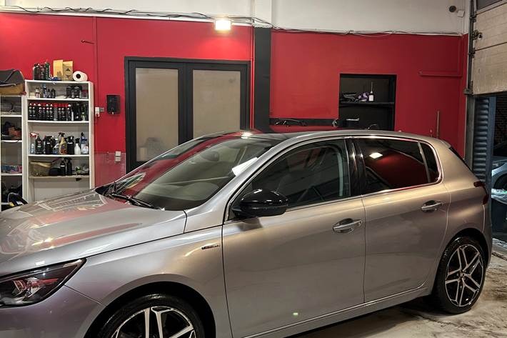 Grå Peugeot 308 fra 2018