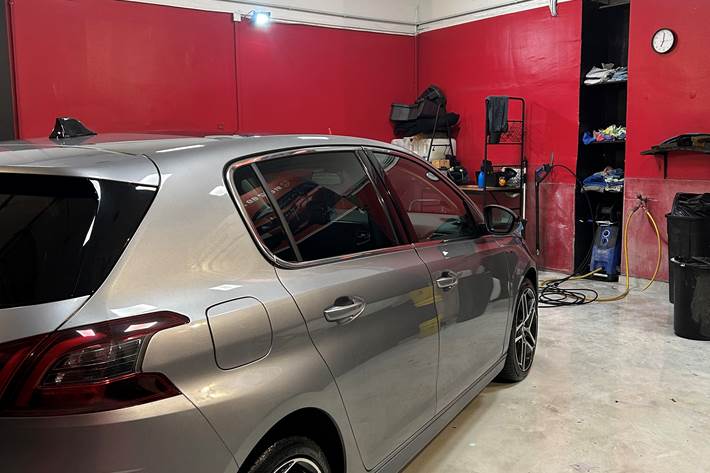 Grå Peugeot 308 fra 2018