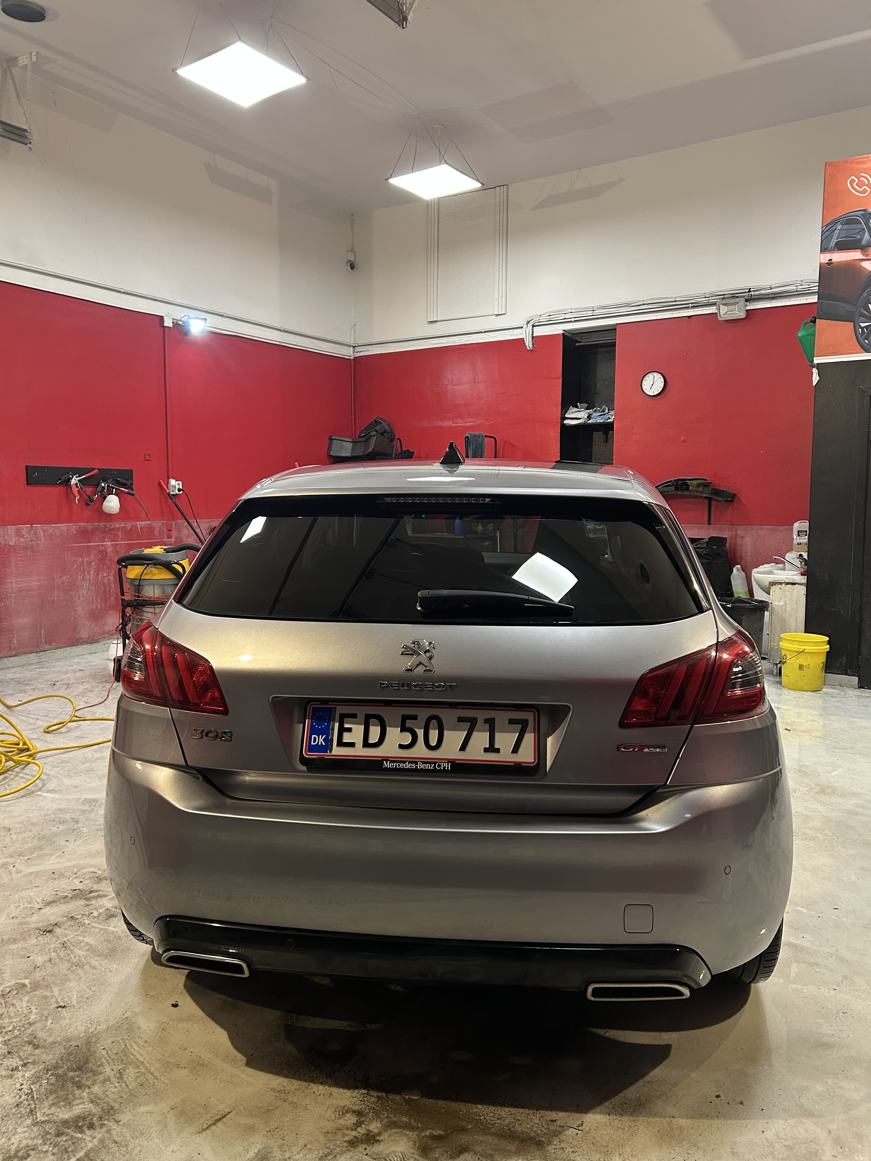 Grå Peugeot 308 fra 2018