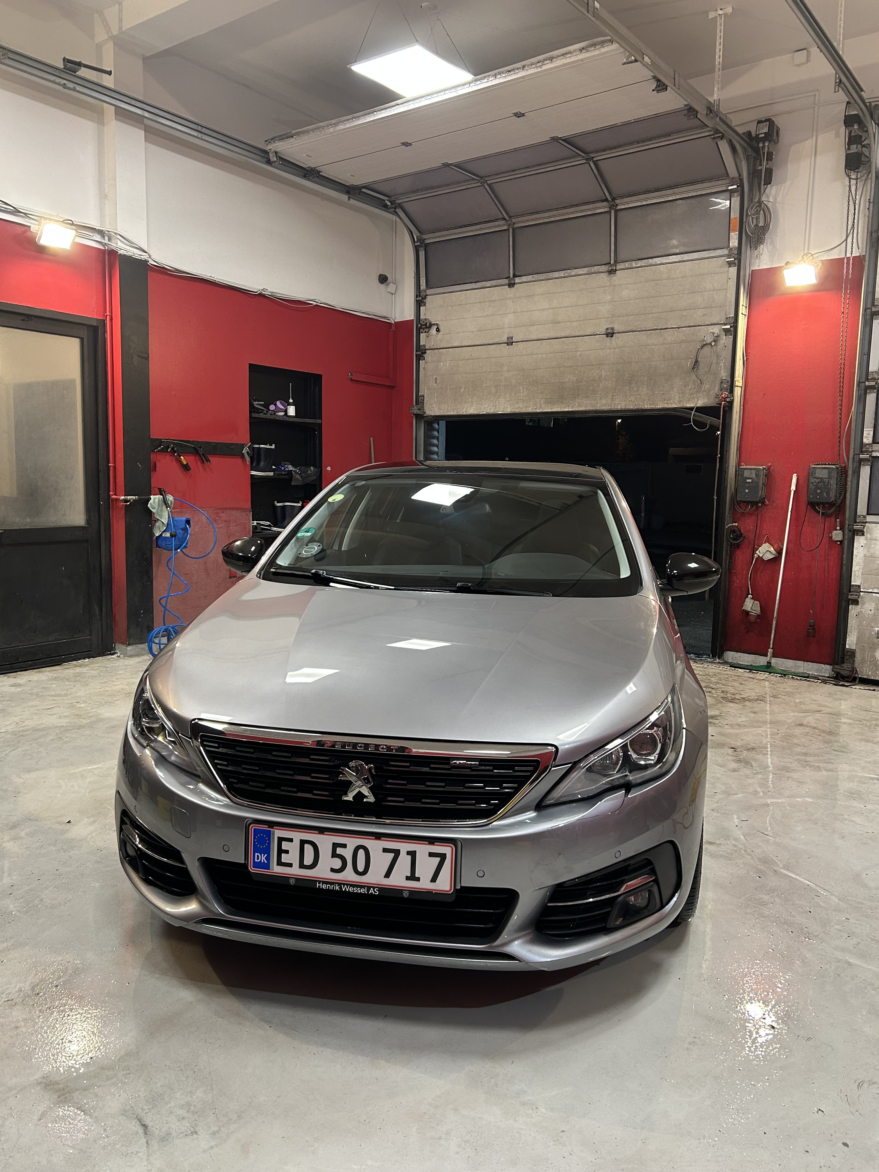 Grå Peugeot 308 fra 2018