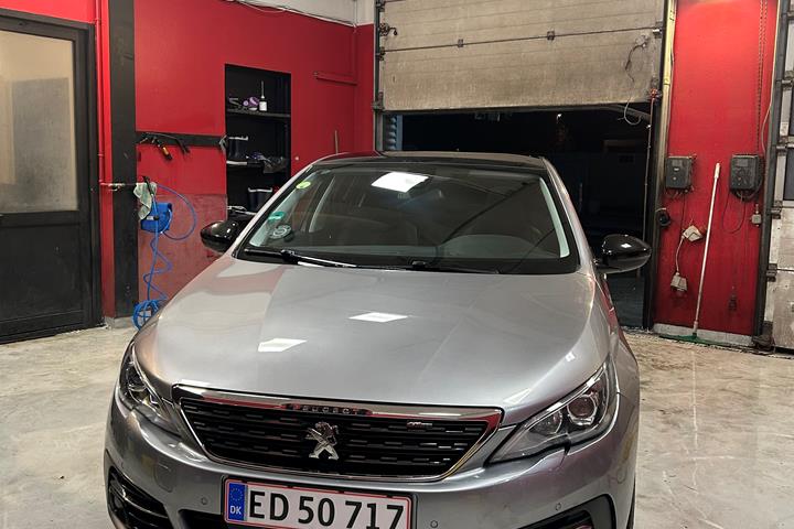 Grå Peugeot 308 fra 2018