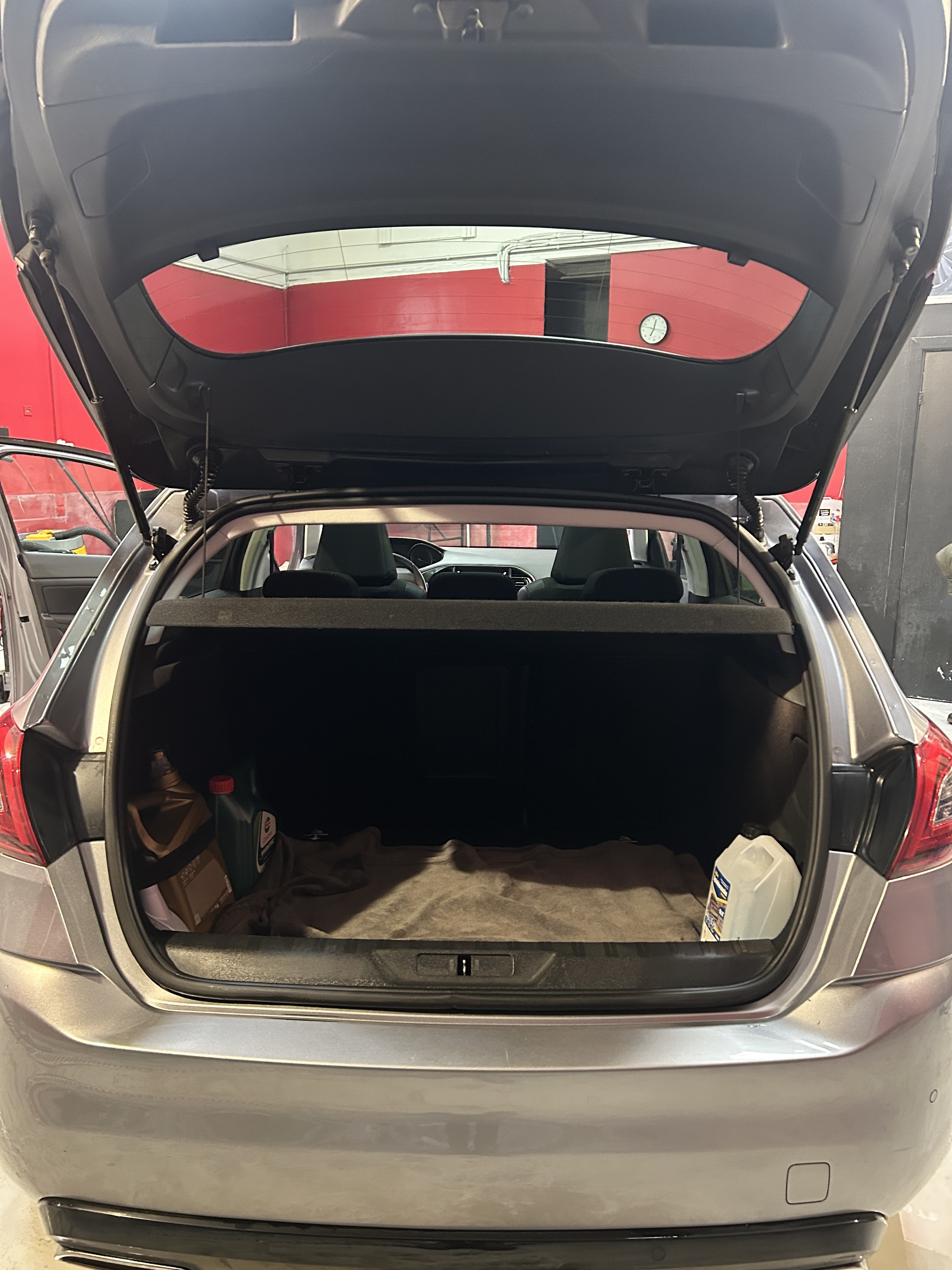 Grå Peugeot 308 fra 2018