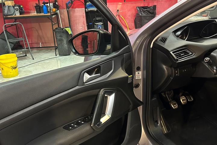 Grå Peugeot 308 fra 2018