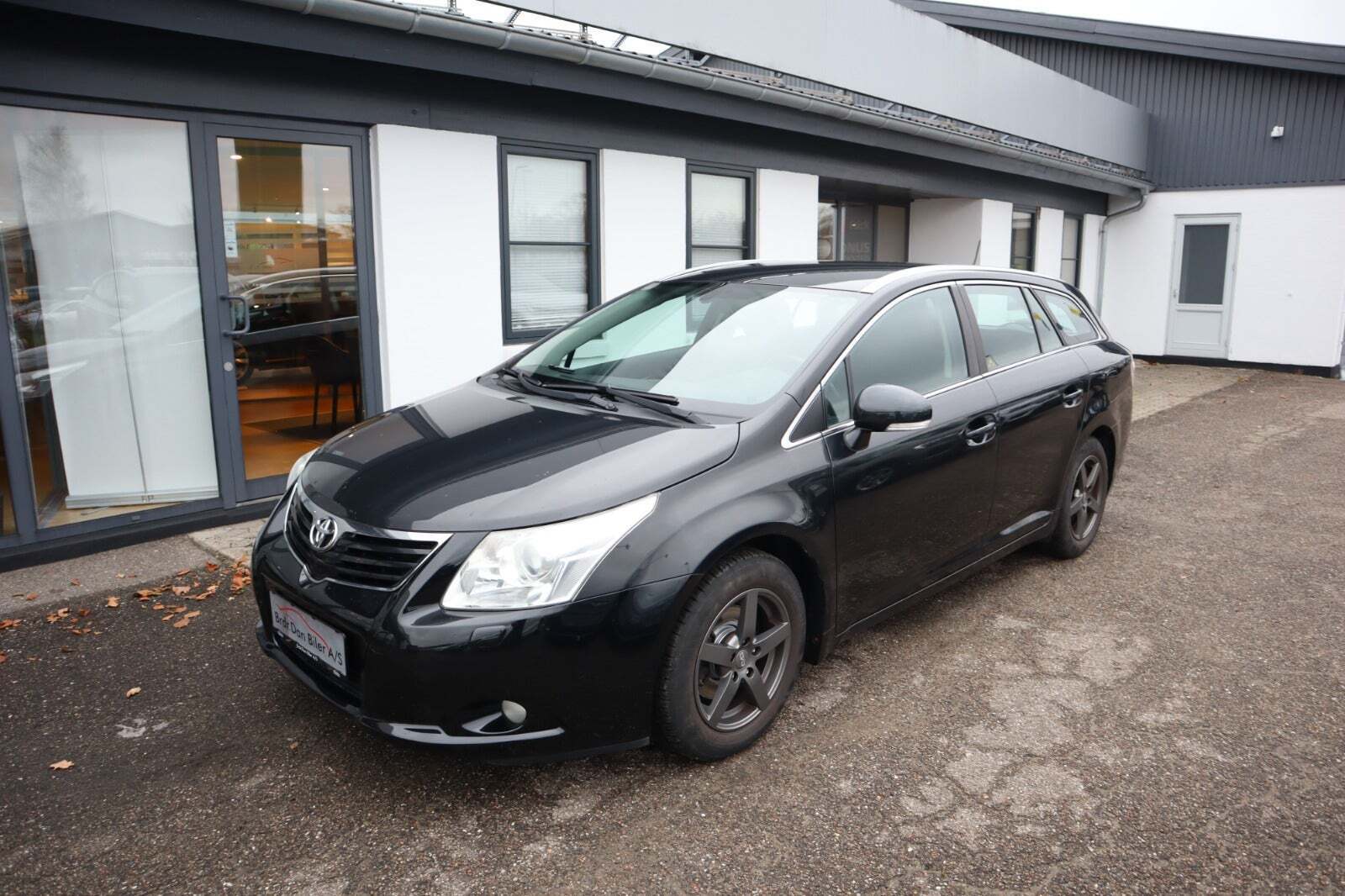 Sort Toyota Avensis fra 2009 set udefra