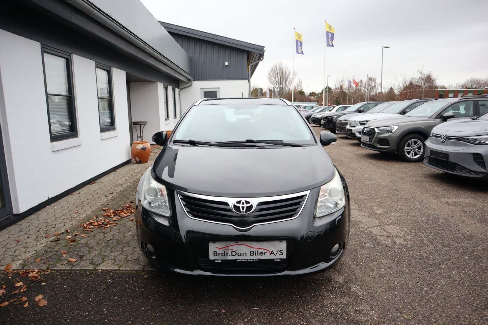 Sort Toyota Avensis fra 2009