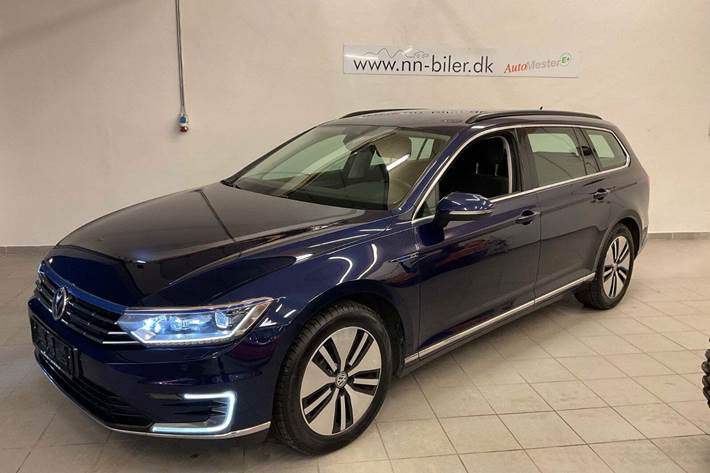Blå VW Passat fra 2017
