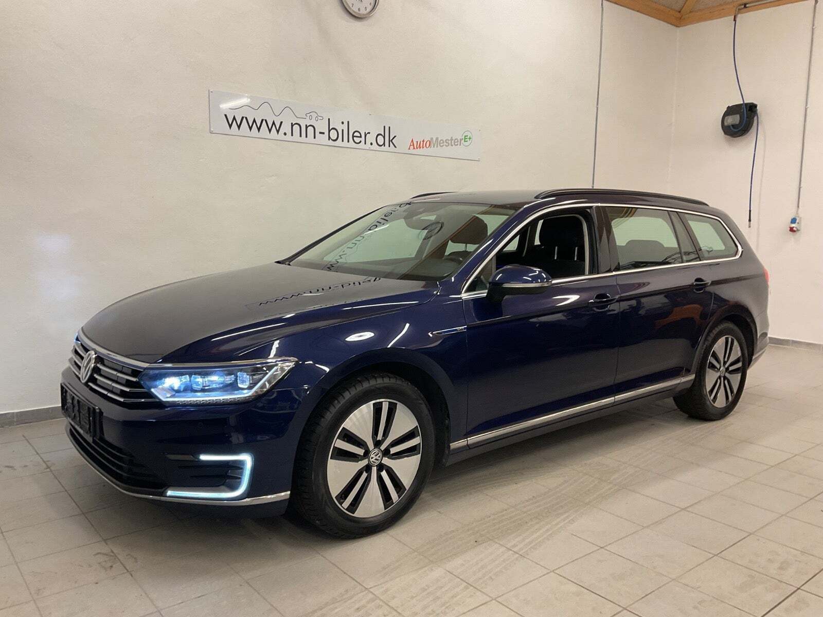 Blå VW Passat fra 2017