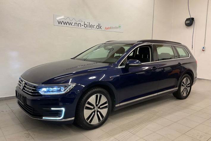 Blå VW Passat fra 2017