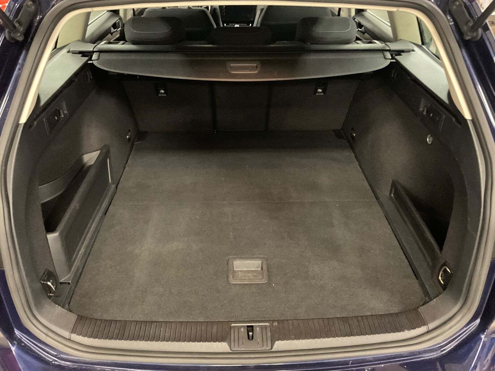 Blå VW Passat fra 2017