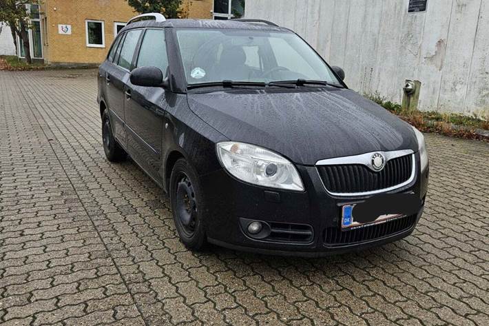 Sort Skoda Fabia fra 2008 set udefra