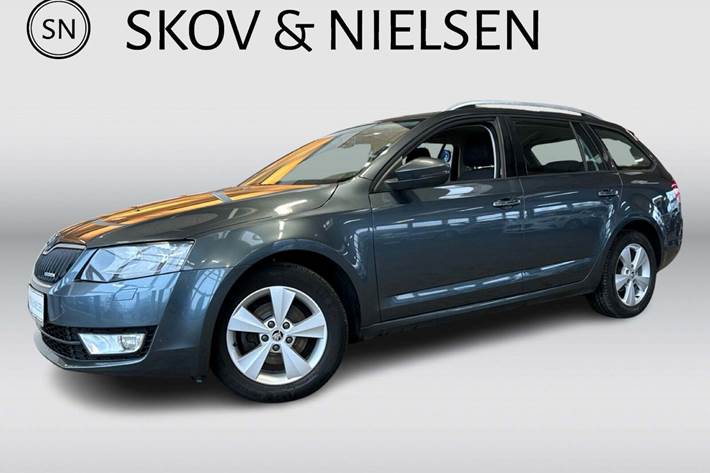 Grå Skoda Octavia fra 2015 set udefra
