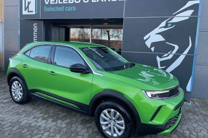 Grøn Opel Mokka fra 2023 set udefra