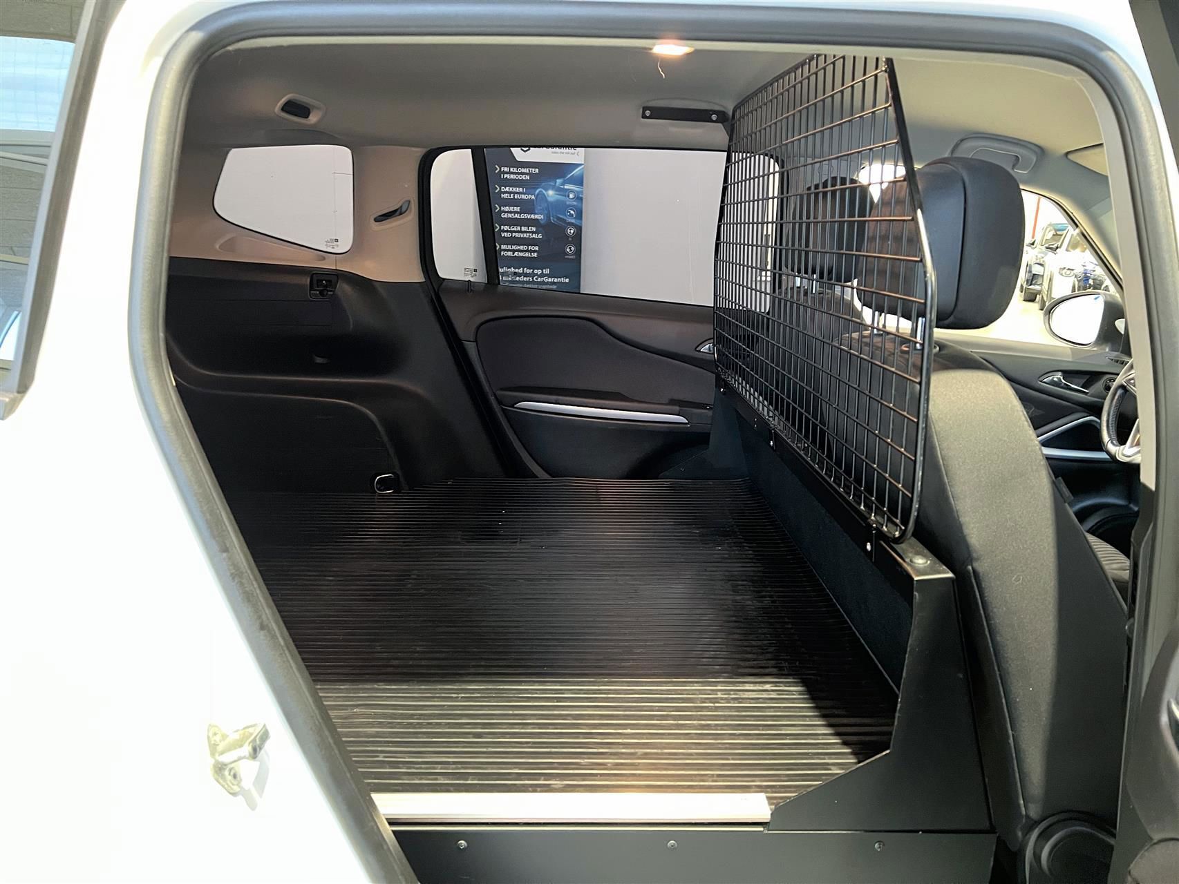 Hvid Opel Zafira fra 2017