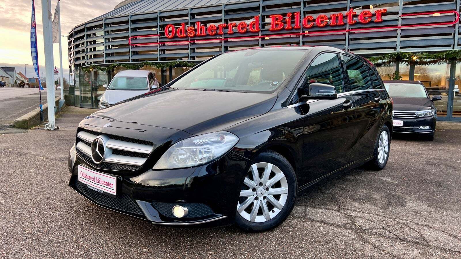 Sort Mercedes B200 fra 2013 set udefra