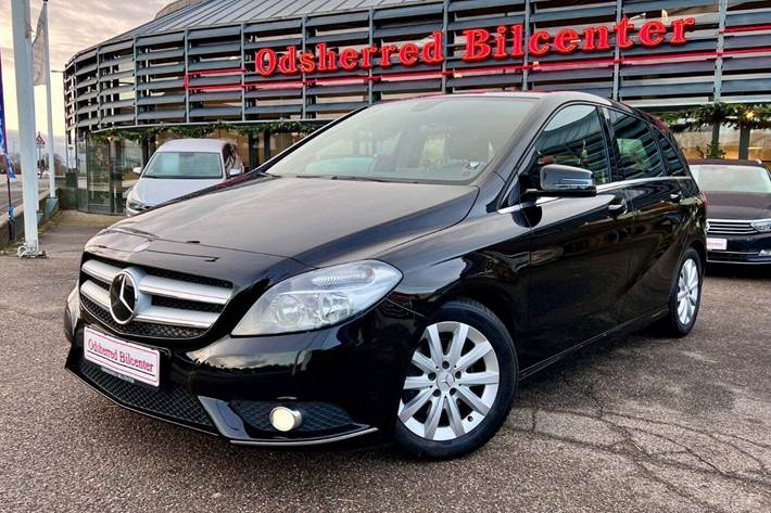 Sort Mercedes B200 fra 2013 set udefra