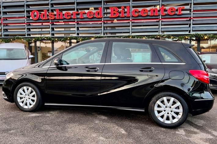 Sort Mercedes B200 fra 2013
