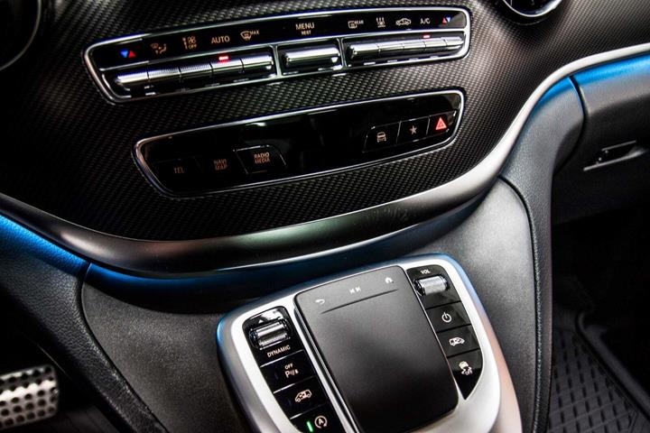 Blå Mercedes V300 d fra 2021