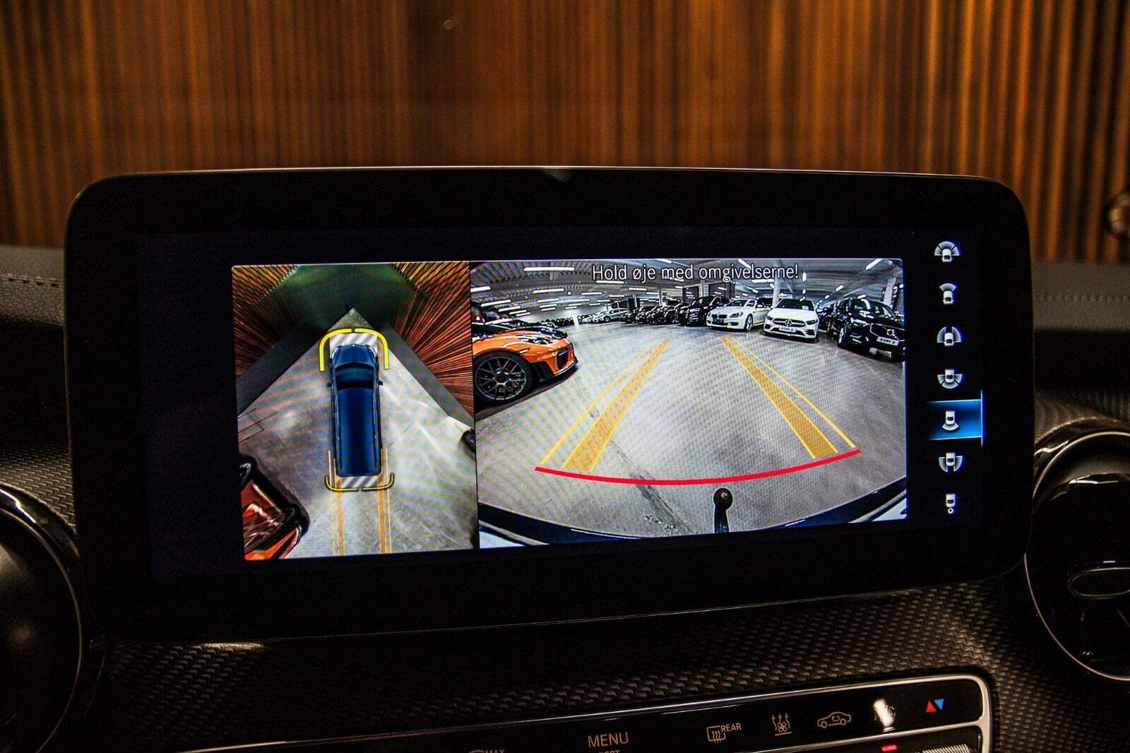 Blå Mercedes V300 d fra 2021