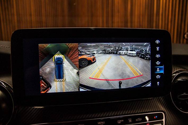 Blå Mercedes V300 d fra 2021