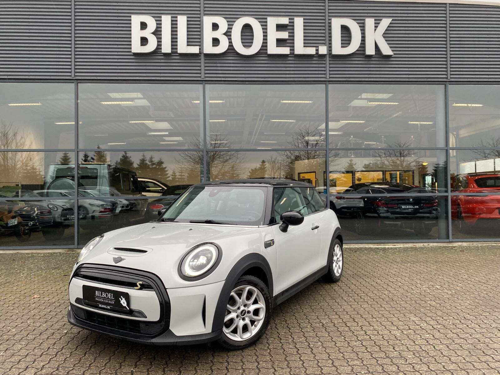 Sølv Mini Cooper SE fra 2021 set udefra