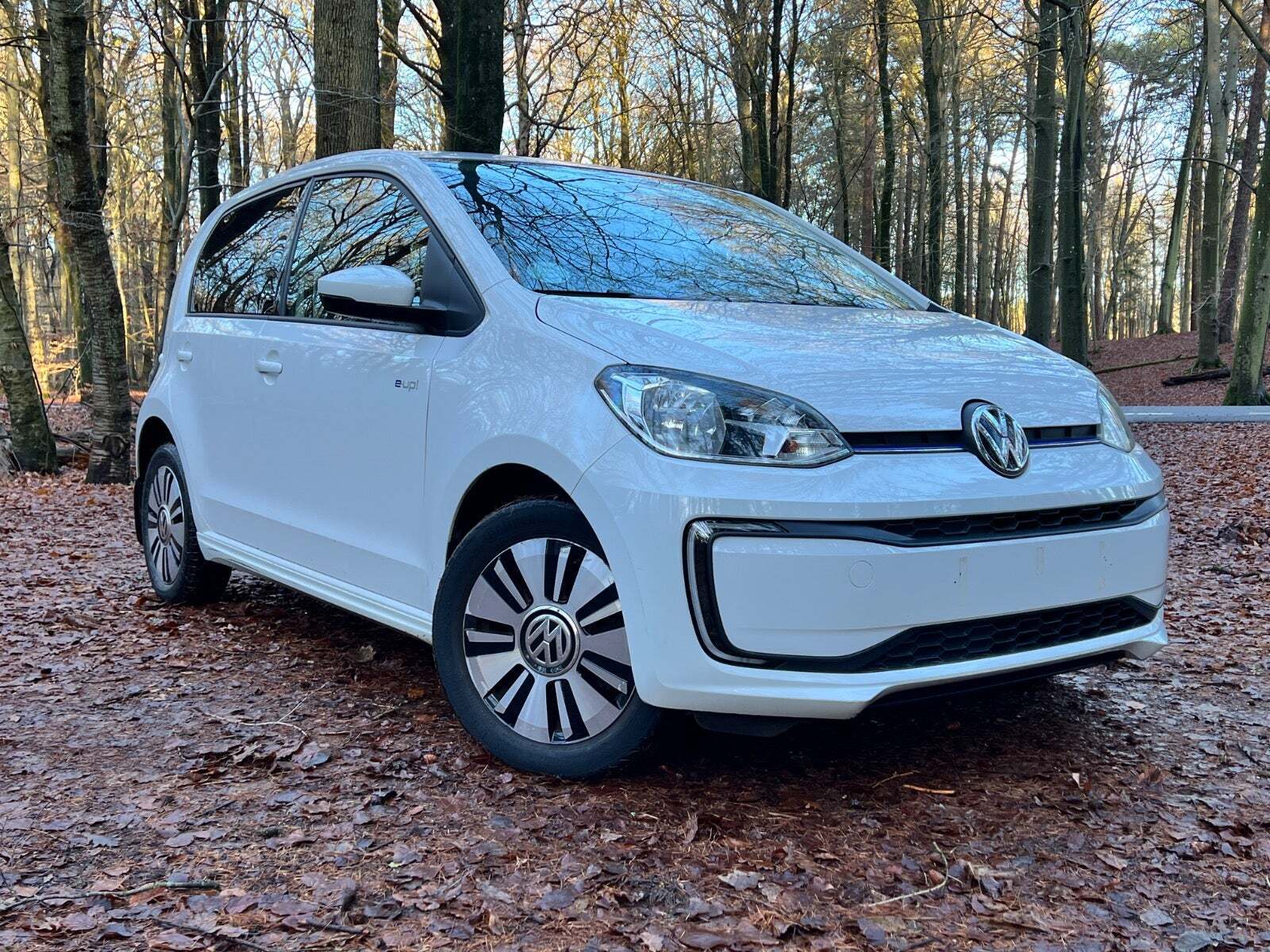 Hvid VW E-UP! fra 2019 set udefra
