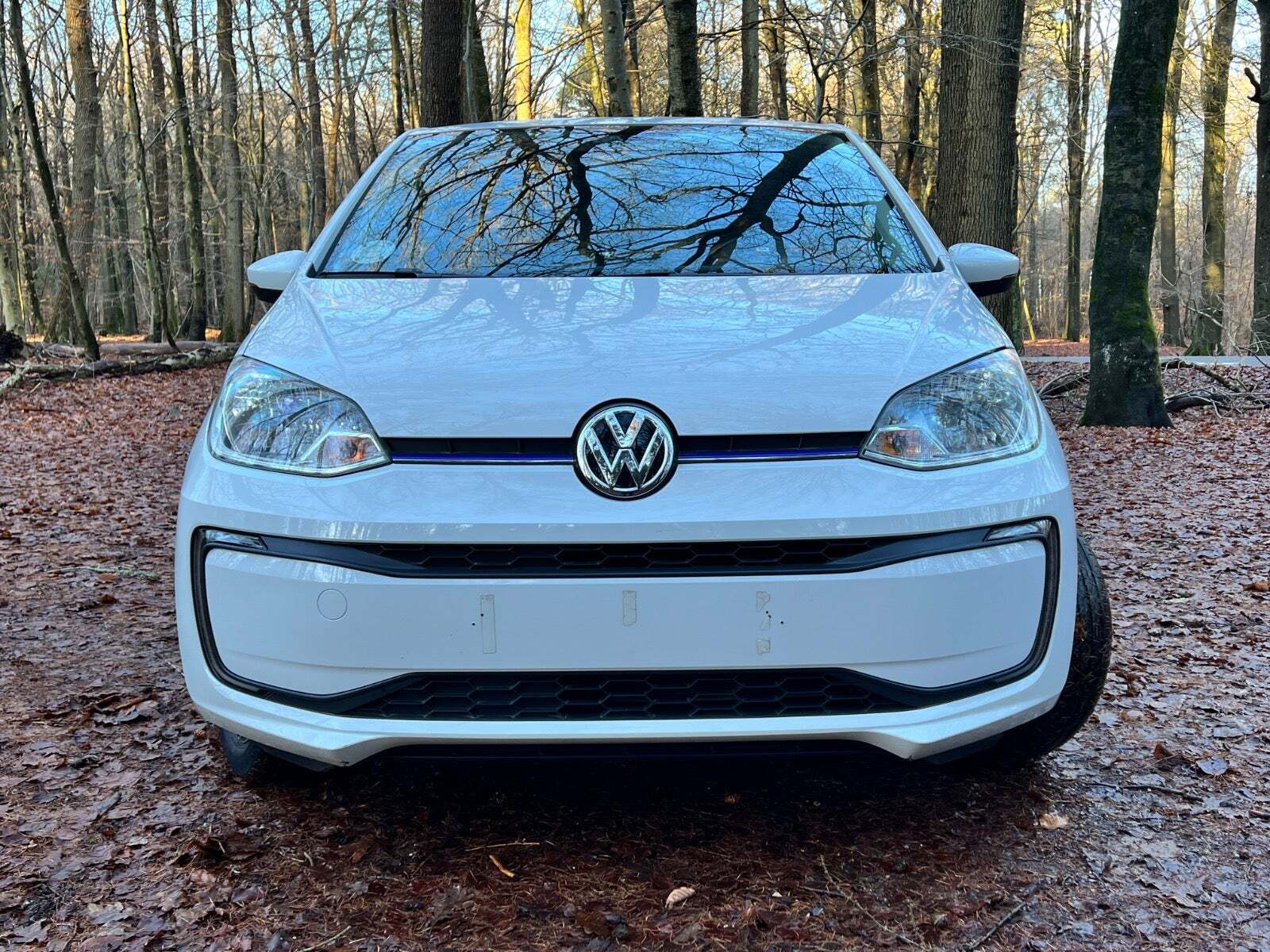 Hvid VW E-UP! fra 2019 set udefra