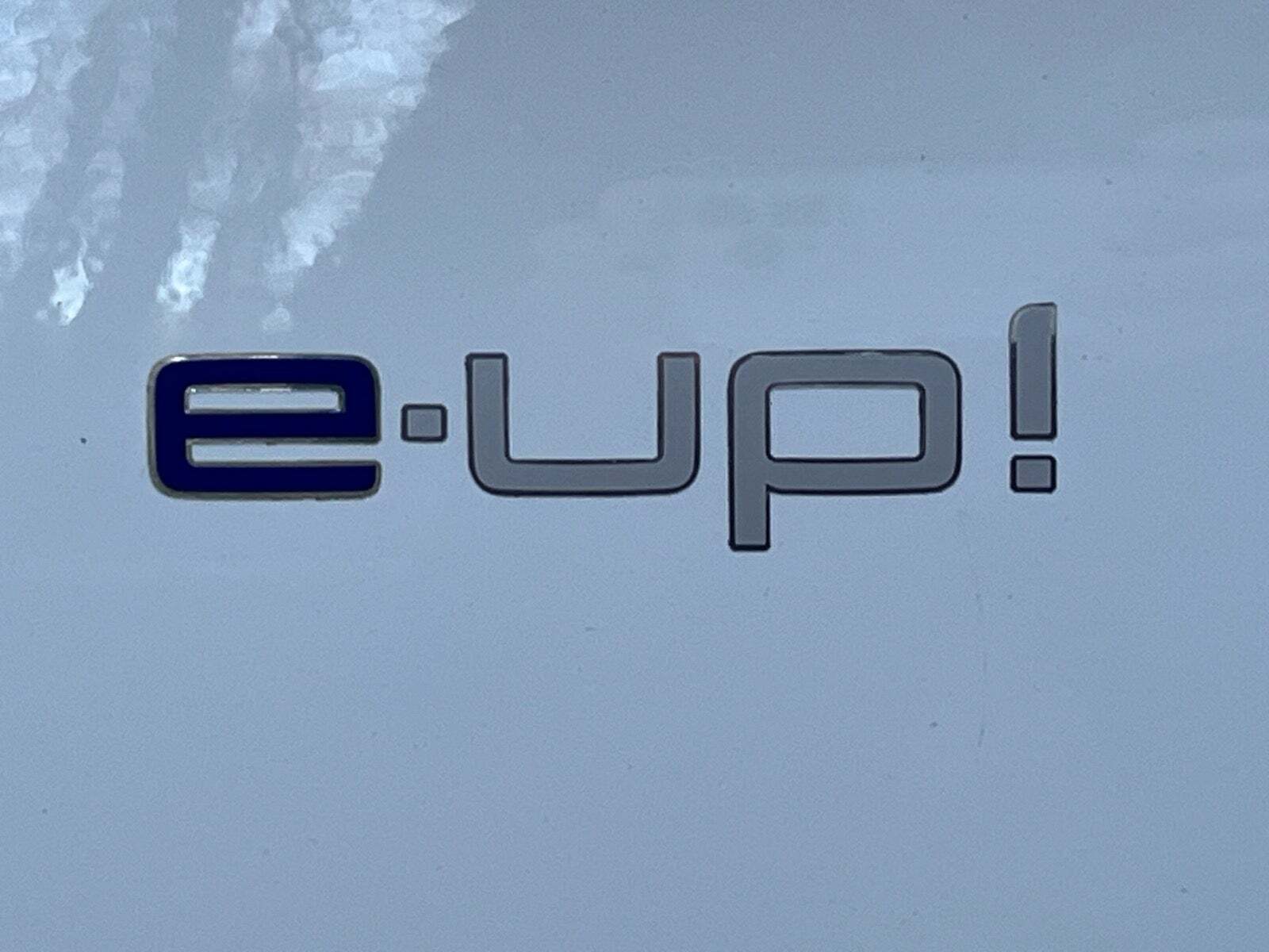 Hvid VW E-UP! fra 2019 set udefra