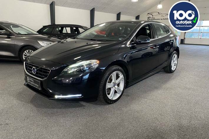 Sort Volvo V40 fra 2014 set udefra