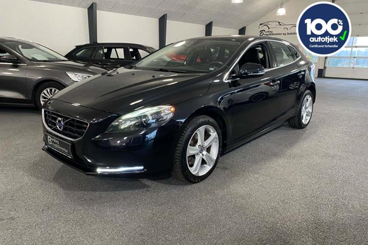 Sort Volvo V40 fra 2014 set udefra