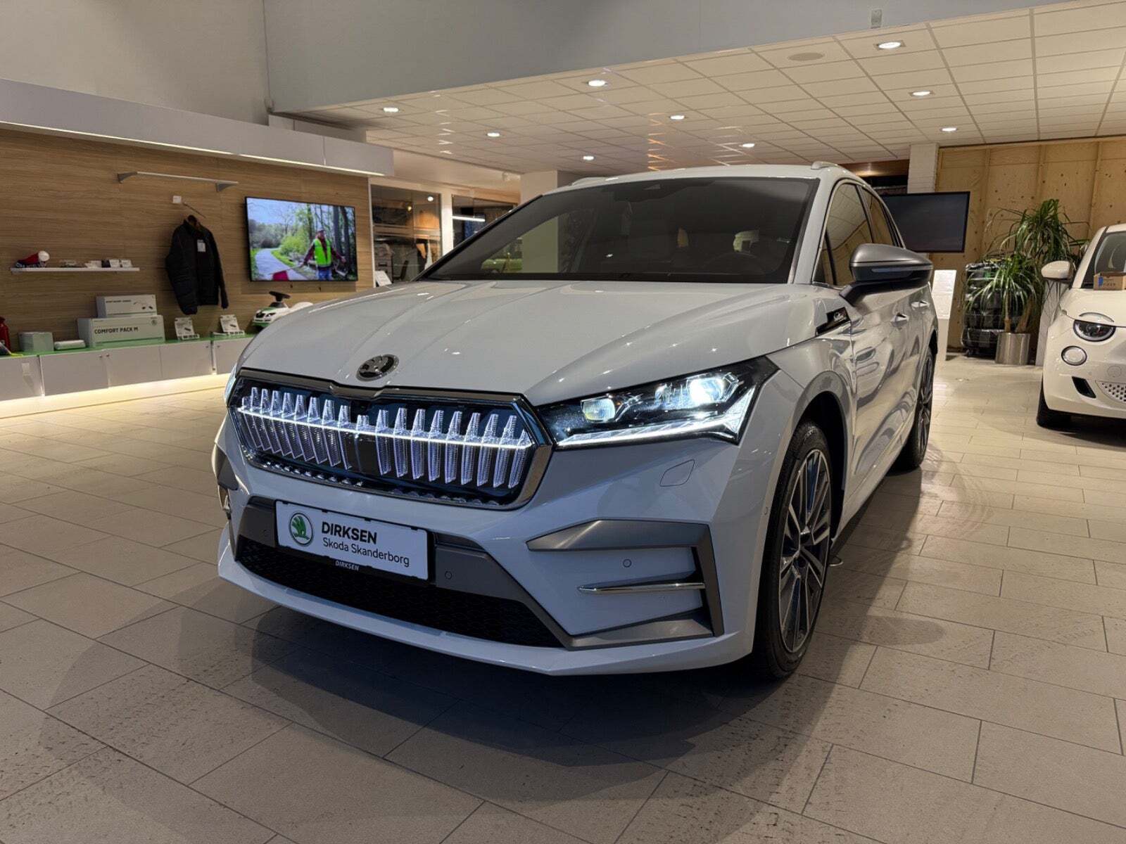 Hvid Skoda Enyaq fra 2024