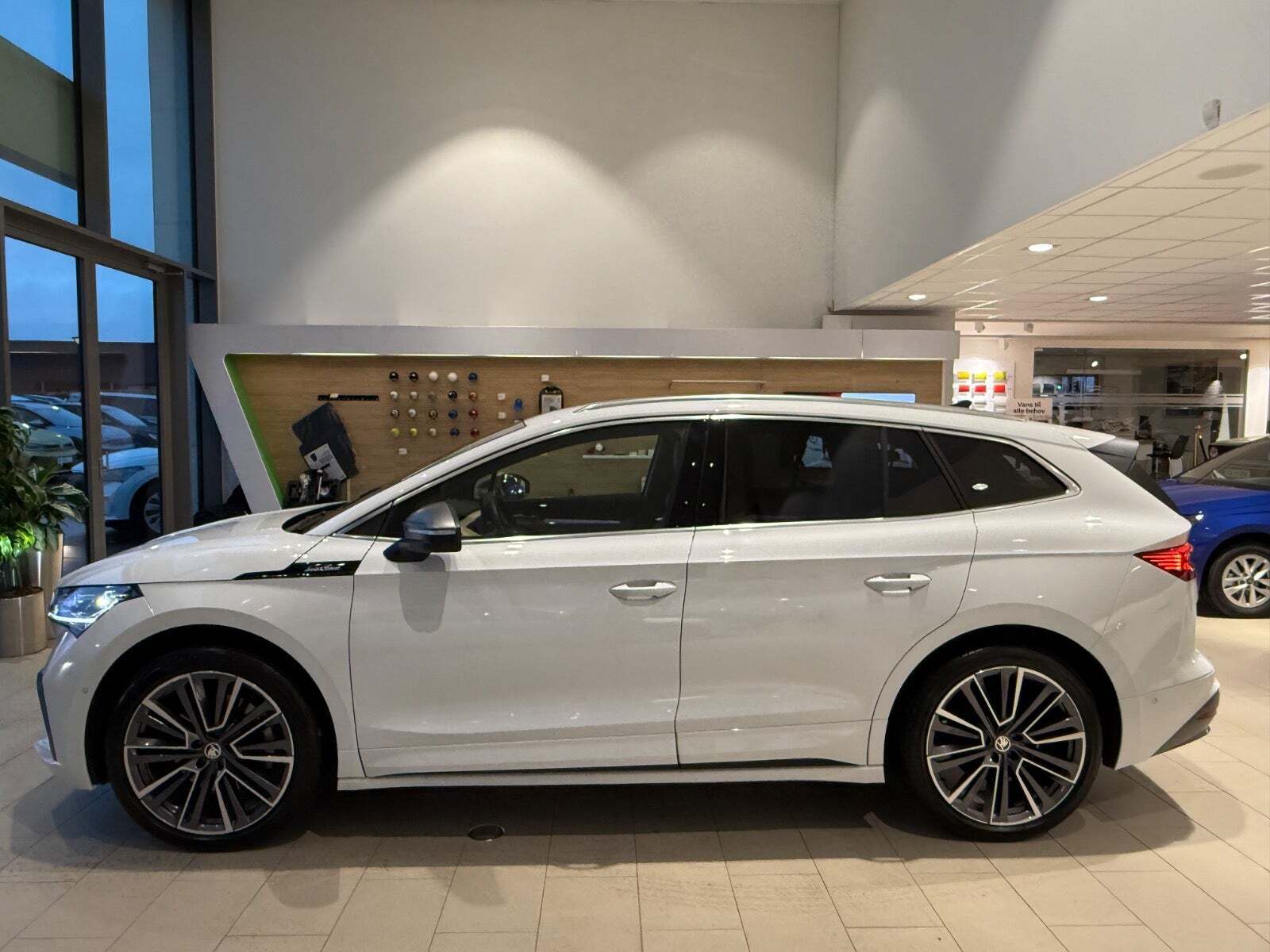 Hvid Skoda Enyaq fra 2024