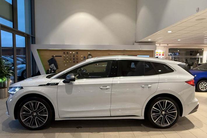 Hvid Skoda Enyaq fra 2024