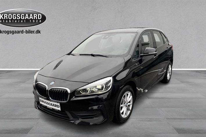 Sort BMW 218i fra 2021 set udefra